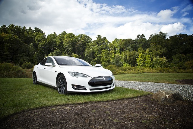 Automobily Tesla budí zájem lidí, ale také obavy